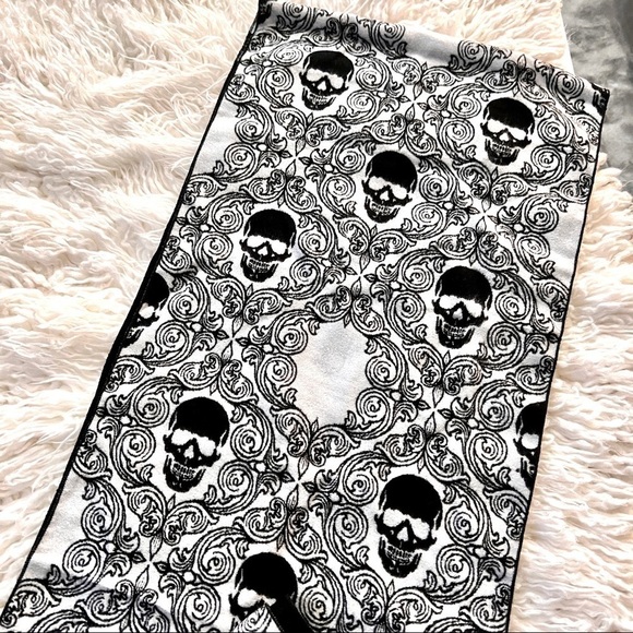 Alexander McQueen style Sofffft Reversible Skull Scarf!🧣🛍️💕 - Picture 2 of 7